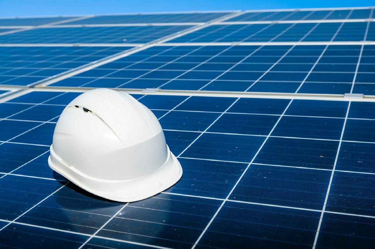 Elektrische Prüfung einer Photovoltaik-Anlage durch Fachkraft